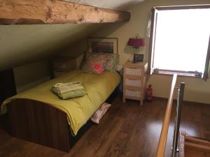 TroistorrentsChalet Ingas的一间卧室配有一张带黄床单的双层床