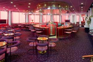 Lakeville湾港度假酒店的一间酒吧,里面摆放着紫色凳子