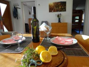 弗莱堡Zum Rebberg Ferienwohnungen的一张桌子,上面放着一瓶葡萄酒和盘子