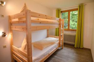 托特瑙Schwarzwaldmädel-Ferienwohnungen的客房内的两张双层床