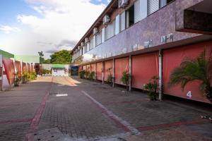 阿雷格里港Motel Desejo的一座植物繁茂的建筑的空庭院