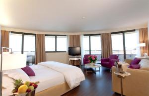 格拉多歌德拉古纳宫酒店的一间带大床的卧室和一间客厅