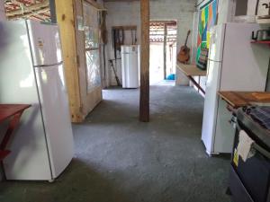 帕拉蒂Hostel Vista Verde的一间厨房,内设两个冰箱