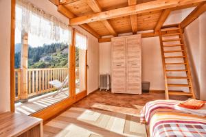 威尔帕扎Accommodation "MONTELAGO"- Virpazar,Skadar Lake的一间卧室设有一张床和一个大窗户