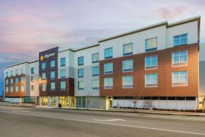 堪萨斯城La Quinta Inn & Suites by Wyndham Kansas City Beacon Hill的建筑物前部的 ⁇ 染