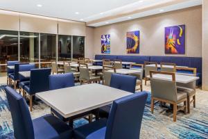La Quinta Inn & Suites by Wyndham Kansas City Beacon Hill餐厅或其他用餐的地方