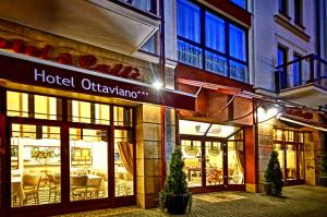 斯维诺乌伊希切奥塔维亚诺酒店的夜间带有酒店经营标志的酒店入口