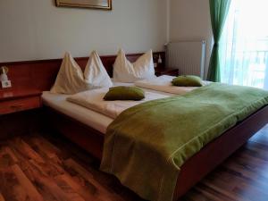沃尔特湖畔佩莎赫Gästehaus Residenz Lapeiner的双床间设有2张单人床。