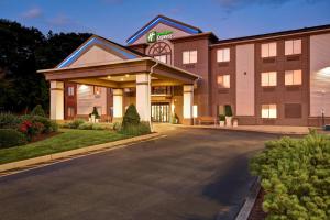 米德尔敦Holiday Inn Express Newport North - Middletown, an IHG Hotel的享有酒店正面景色,设有停车场