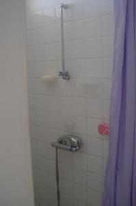 豪特尔ESCALE CREOLE的带淋浴和浴帘的浴室