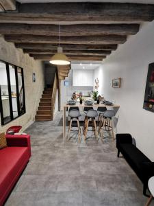 图尔Maison de Ville au Cœur du Quartier Historique的厨房以及带桌椅的起居室。