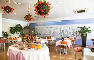 都灵马斯特酒店的用餐室配有桌椅和食物