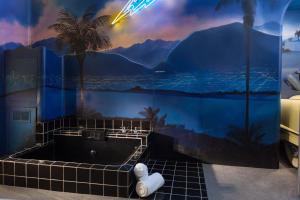 洛斯阿拉莫斯洛斯阿拉莫斯维多利亚庄园酒店的带浴缸的浴室壁画