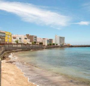 阿里纳加Arinaga Zone的享有海滩、建筑和水景