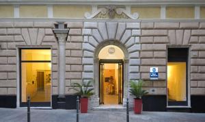 热那亚贝斯特韦斯特波尔托安蒂科酒店的一座建筑,有两扇门和两株盆栽植物