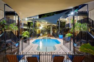 布鲁姆蓝色海洋度假酒店的一座带椅子的建筑中央游泳池