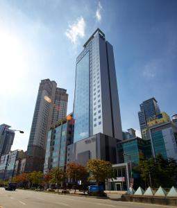 华城市Shilla Stay Dongtan - Samsung Digital City的城市中心高楼