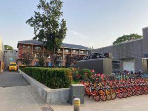 北京映向派京春酒店（王府井大街店）的停在大楼前的一排自行车