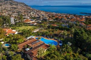 丰沙尔拉戈金塔花园酒店的享有带游泳池的度假村的空中景致