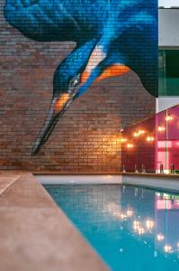 布里斯班Brisbane Quarters的飞过游泳池的鸟儿画