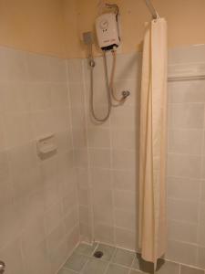 拉迈大泰屋度假酒店的带淋浴和浴帘的浴室