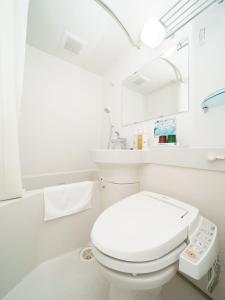 高山高山飞驒超级酒店的白色的浴室设有卫生间和水槽。