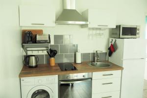 圣马洛Appartement Cosy 4P - L'Ar Zenith的厨房配有水槽和洗衣机