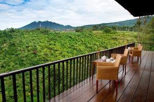 伦邦桑格利亚度假酒店的设有一个配有桌椅并享有美景的阳台。