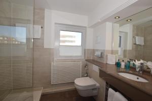 韦斯特兰叙尔特岛维京酒店的浴室配有卫生间、盥洗盆和淋浴。