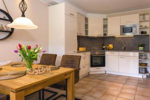 卡尔斯哈根Meeresbrise的厨房配有木桌和椅子