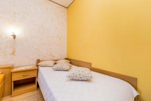 奥米沙利Soba 2的一间小卧室,配有床和床头柜