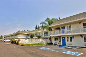 萨克拉门托Motel 6-Sacramento, CA - South Sacramento and Elk Grove的排公寓楼,有停车位