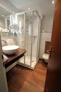 里茨勒恩嘉妮费尔斯酒店的一间带玻璃淋浴和水槽的浴室