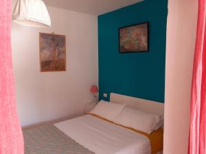摩亚Casa El Roque的一间小卧室,配有一张床和蓝色的墙壁