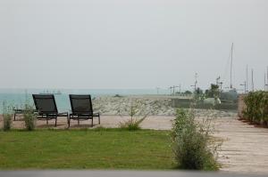 萨莱诺Saint Joseph的两把椅子坐在海滩上靠近水面