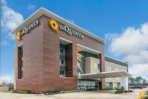 斯普林La Quinta Inn and Suites by Wyndham Houston Spring South的一座建筑的前面有向日葵