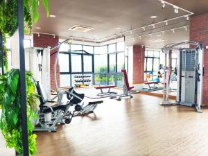 普崇Le Pavilion by Salaam Suites, 5 pax, near Setiawalk的健身房设有跑步机和椭圆机
