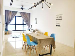 普崇Le Pavilion by Salaam Suites, 5 pax, near Setiawalk的一间带桌椅的用餐室