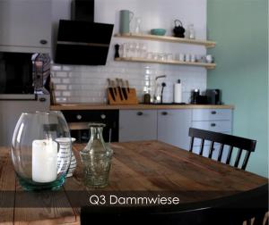 格绍Dachstein 7的厨房配有木桌和蜡烛