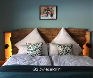 格绍Dachstein 7的一间卧室配有带枕头的床