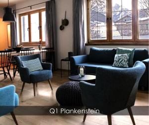 格绍Dachstein 7的客厅配有蓝色的沙发和椅子