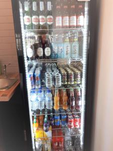 兰戈伦Cambrian House的冰箱里装满了各种饮料