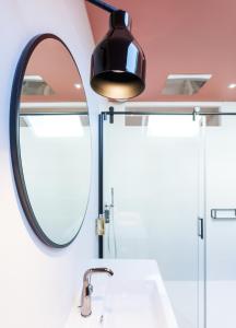 拉瓦勒Les Apparts de Marin的一间带水槽和镜子的浴室