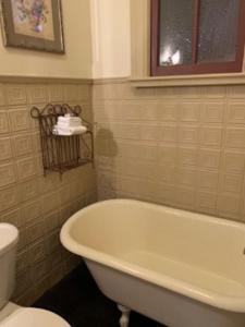 克里普尔克里克Hotel St Nicholas的浴室配有白色浴缸和卫生间。