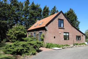WolphaartsdijkHof Zuidvliet的红屋顶砖屋