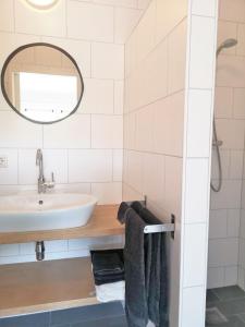 韦斯特卡佩勒ZuidoostWestkapelle的浴室配有盥洗盆、镜子和毛巾