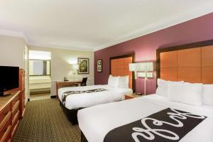 圣安吉洛圣安吉洛会议中心拉昆塔酒店的酒店客房设有两张床和一台平面电视。