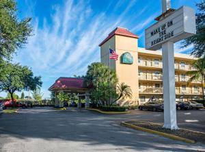 西棕榈滩西棕榈滩 - 佛罗里达收费公路拉金塔酒店的停车场前有标志的酒店