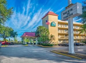 西棕榈滩西棕榈滩 - 佛罗里达收费公路拉金塔酒店的停车场前有标志的酒店
