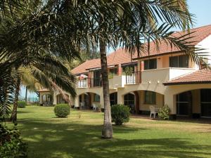 科洛里科洛里海滩度假村的一座棕榈树建筑